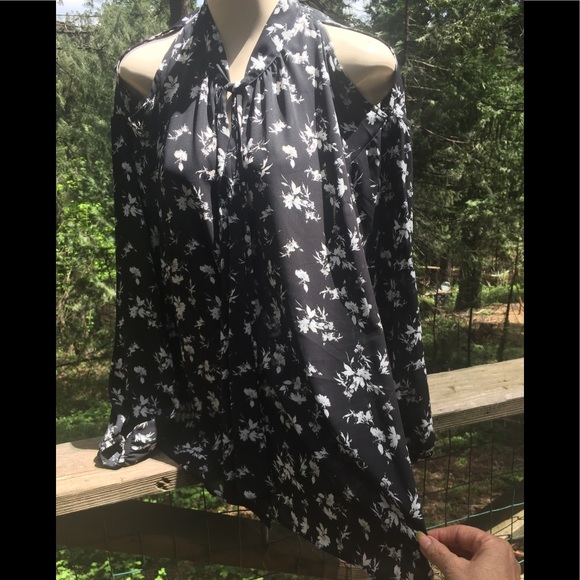 Torrid black and white floral cold shoulder blouse high neck line - Picture 10 of 10